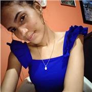 Profesora imparte clase a niños de primaria de inglés y español