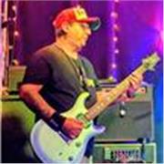 Guitarrista con 30 años de experiencia ofrece clases de guitarra eléctrica y acústica para principiantes: método práctico, cercano