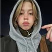 Étudiante en L2, d’information et communication, je suis actuellement des cours de niveau en anglais à l’université.