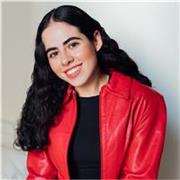 Profesora de Escritura con título en Artes Audiovisuales y Guion de Cine en Madrid. 