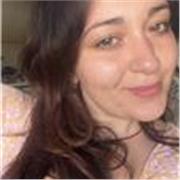 Studentessa di medicina impartisce lezioni di chimica per liceo