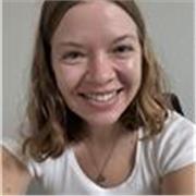 Compañera de juego y aprendizaje para los niños, que pueden adquirir el idioma de forma natural en un entorno lúdico