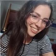 Profesora que imparte clases a niños de primaria y hasta 2 de la ESO