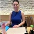 Pratisyen hekimim ama çocukları ve eğitmenliği çok sevdiğim için, çocuklarla beraber çalışma, derslere yardımcı olmak isterim