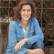 Soy profesora de Lengua y Literatura Catalana, Artes escénicas, Inglés y Medios Audiovisuales. Gracias a mi formación y experiencia profesional me gusta poder transmitir a mis alumnos, no sólo conocimientos propios del ámbito lingüístico, sino también hab