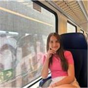 diplomata al liceo scientifico e con oltre 10 anni di formazione al Conservatorio impartisce lezioni di matematica, inglese e piano