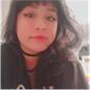 La profesora imparte clases de 3 a 16 años