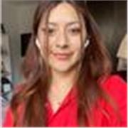 Profesora de inglés todos los niveles enfocada en el aprendizaje a través del juego
