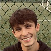 Ragazzo neolaureato in Ingegneria con diploma superiore liceo scientifico