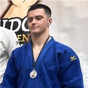 mejora tu forma física con entrenamientos personalizados. Con experiencia en artes marciales y preparación física.