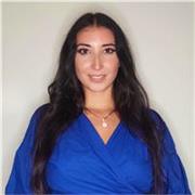 Laureata in Scienze della Comunicazione con un Master in Fashion Management e un Diploma per l'insegnamento della Danza Hip hop.