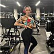 Entrenadora personal especializada en entrenamiento de fuerza y pérdida de peso 