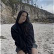 Hola! Me llamo Aitana y soy profesora titulada en Artes Escénicas y en Guión de cine y televisión. Doy clases de interpretación actoral, cine y audiovisuales, gallego, español. También tengo el conservatorio profesional de música