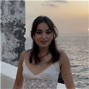 Ragazza laureata volenterosa di aiutare nello studio