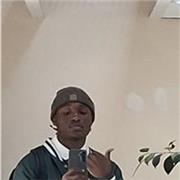 Jeune étudiant en classe préparatoire proposant des cours particuliers de mathématiques aux élèves en difficulté scolaire