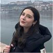 Studentessa della facoltà di lettere impartisce lezioni di latino
