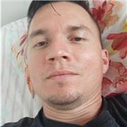 Profesor de ciencias naturales imparte clases a niños de todas las edades