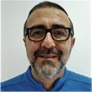 Entrenador Personal Titulado, Grado Universitario en CAFYD, diseña planes de entrenamiento adaptados individualmente.