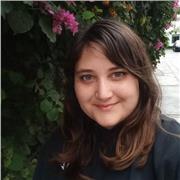 Profesora de inglés que imparte clases virtuales a extranjeros con idioma inglés. Enfoque en la conversación didáctica