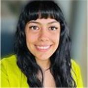 Profesora de ingles imparte clases virtuales a niños y niñas de todas las edades