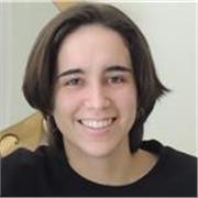 Profesora de repàs de classes de manera presencial