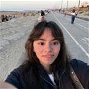Profesora de inglés con formación en humanidades, comunicación y medios. Estudié en el Reino Unido y hablo inglés y español