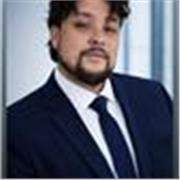 Ingeniero constructor imparte clases de español