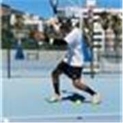 Profesor de tennis imparte clases a todas las edades