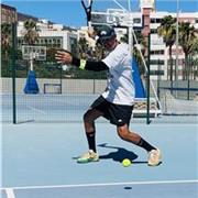 Profesor de tennis imparte clases a todas las edades