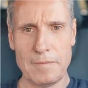 Profesor de estrategia , marketing , organizacion.
Formado en IESE y la Universidad de Cambridge