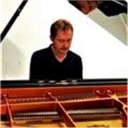 Se ofrecen clases de piano y música