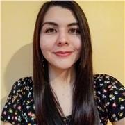 Profesora de Español imparte clases a niños, jóvenes y adultos