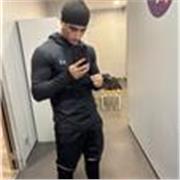 jeune prof à domicile donnant des cours de sport