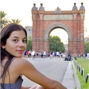 Profesora de español imparte clases para niños y adultos extranjeros que deseen aprender el idioma