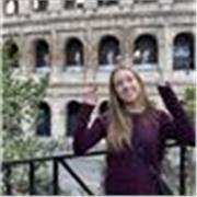 Divertida, paciente y con conocimientos previos. Daría clase a todos los cursos de primaria ya que yo voy a bachillerato