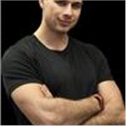 Personal trainer certificato con 10 anni di esperienza offre lezioni di fitness