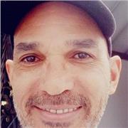 Profesor de música con experiencia en clases para jóvenes y adultos