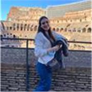 Sono Giulia e sono un’insegnante di latino e greco. Sono laureata in lettere moderne con specializzazione in filologia moderna