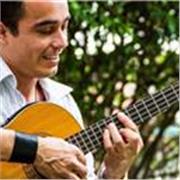 Profesor de guitarra imparte clases para todas las edades desde los 7 años