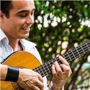 Profesor de guitarra imparte clases para todas las edades desde los 7 años