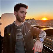 Soy una persona constante y trabajadora y adapto mis clases a las necesidades específicas del alumno.