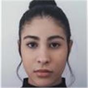 Professeur particulier donnant des cours de maths à des élèves de primaire, collège