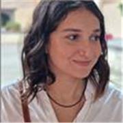 Studentessa di Lettere Moderne impartisce lezioni di letteratura italiana, inglese, greco e latino a studenti di medie e liceo