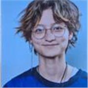 Ich bin eine Englisch-Tutorin, die Kinder des Grundschulalters unterrichtet.