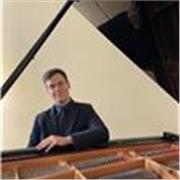 Pianista concertista con esperienza internazionale offre lezioni online di pianoforte per tutti i livelli