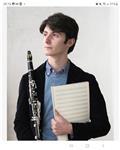 Insegnante di musica e materie umanistiche. diplomato al liceo musicale e studente di conservatorio