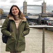 Profesor de inglés dicta clases a niños de todas las edades