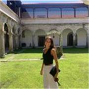 Profesora de piano y lenguaje musical. Imparte clases de música, tanto particulares como de refuerzo para el conservatorio