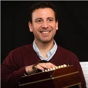 Profesor titulado en Lenguaje musical y Master en Dirección de orquesta