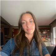 Professeure particulier donnant du soutient scolaire à des élèves de primaires dans toutes les matières